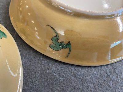 Een paar Chinese famille rose borden met sprinkhanen op café-au-lait fondkleur, Daoguang merk en periode — foto 4