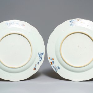Een paar Chinese famille rose borden met 'tabaksbladeren' decor, Qianlong — foto 2