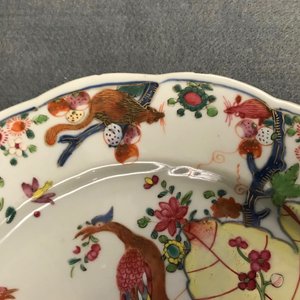 Een paar Chinese famille rose borden met 'tabaksbladeren' decor, Qianlong — foto 7