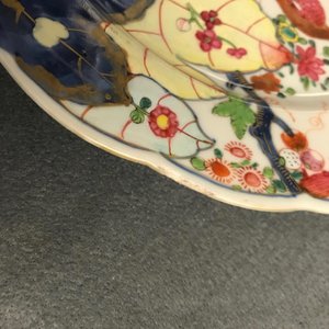Een paar Chinese famille rose borden met 'tabaksbladeren' decor, Qianlong — foto 8