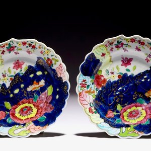 Een paar Chinese famille rose borden met tabaksbladeren decor, Qianlong — foto 1