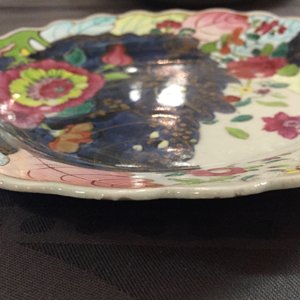 Een paar Chinese famille rose borden met tabaksbladeren decor, Qianlong — foto 7