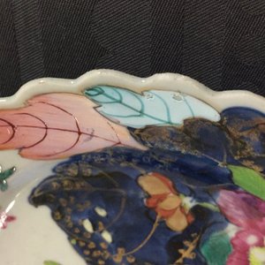 Een paar Chinese famille rose borden met tabaksbladeren decor, Qianlong — foto 8