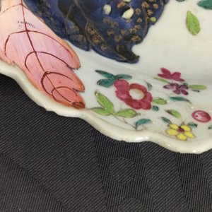 Een paar Chinese famille rose borden met tabaksbladeren decor, Qianlong — foto 9
