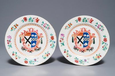 Een paar Chinese famille rose borden met wapen van Johnstone voor de Engelse markt, Qianlong