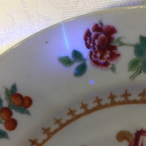 Een paar Chinese famille rose borden met wapen van Johnstone voor de Engelse markt, Qianlong — foto 4