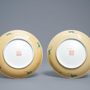 Een paar Chinese famille rose borden met zeemleer ondergrond, Daoguang merk en periode — foto 2
