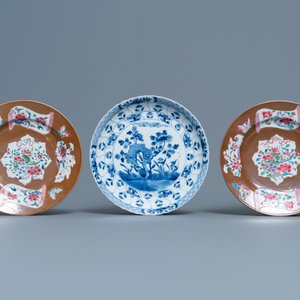 Een paar Chinese famille rose borden, Qianlong, en een blauw-wit bord, Kangxi merk en periode — foto 2