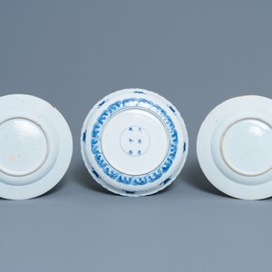 Een paar Chinese famille rose borden, Qianlong, en een blauw-wit bord, Kangxi merk en periode — foto 3