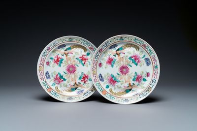 Een paar Chinese famille rose borden voor de Straits of Peranakan markt, 19e eeuw