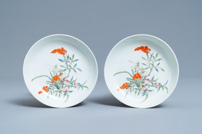 Een paar Chinese famille rose bordjes met perziken, Daoguang merk en periode