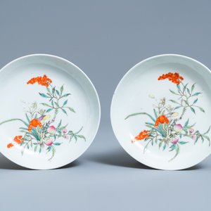 Een paar Chinese famille rose bordjes met perziken, Daoguang merk en periode — foto 1