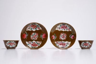 Een paar Chinese famille rose capucijn koppen en schotels, Qianlong