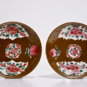 Een paar Chinese famille rose capucijn koppen en schotels, Qianlong — foto 2