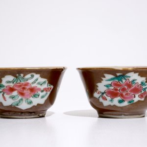 Een paar Chinese famille rose capucijn koppen en schotels, Qianlong — foto 6