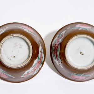 Een paar Chinese famille rose capucijn koppen en schotels, Qianlong — foto 9