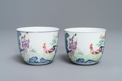 Een paar Chinese famille rose 'chicken' cups, Qianlong merk, late Qing of Republiek