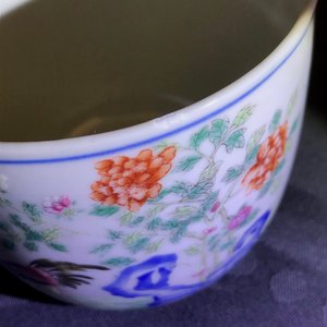 Een paar Chinese famille rose 'chicken' cups, Qianlong merk, late Qing of Republiek — foto 12