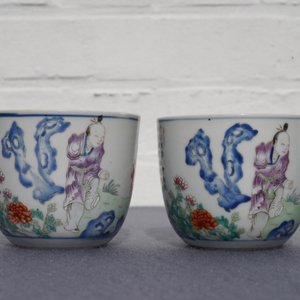 Een paar Chinese famille rose 'chicken' cups, Qianlong merk, late Qing of Republiek — foto 15
