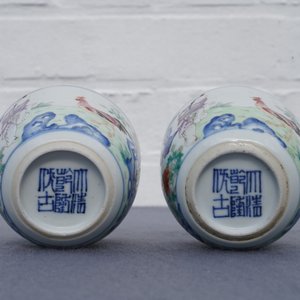 Een paar Chinese famille rose 'chicken' cups, Qianlong merk, late Qing of Republiek — foto 19