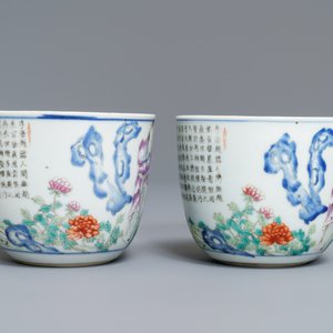 Een paar Chinese famille rose 'chicken' cups, Qianlong merk, late Qing of Republiek — foto 3