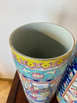 Een paar Chinese famille rose cilindrische vazen, 19e eeuw — foto 4