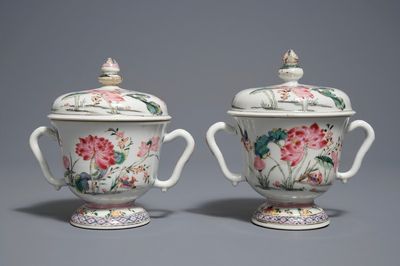 Een paar Chinese famille rose dekselcoupes met lotusbloemen en eenden, Yongzheng