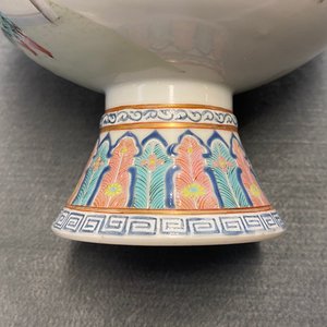Een paar Chinese famille rose dekselkommen, Jiaqing merk en periode — foto 47