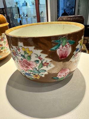 Een paar Chinese famille rose dekselkommen met floraal decor op capucijnbruine fondkleur, Qianlong — foto 12