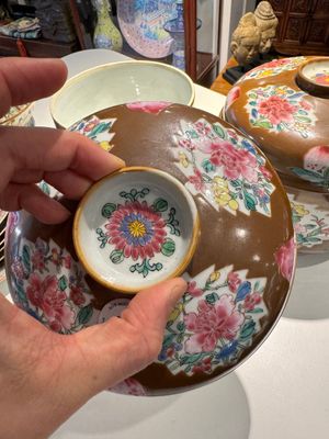 Een paar Chinese famille rose dekselkommen met floraal decor op capucijnbruine fondkleur, Qianlong — foto 4