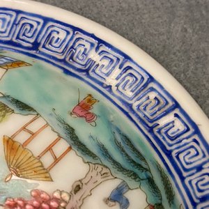 Een paar Chinese famille rose dekselkommen met landschapsdecor, Qianlong merk, Republiek — foto 11
