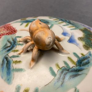 Een paar Chinese famille rose dekselkommen met landschapsdecor, Qianlong merk, Republiek — foto 13