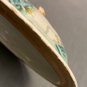 Een paar Chinese famille rose dekselkommen met landschapsdecor, Qianlong merk, Republiek — foto 14