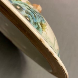 Een paar Chinese famille rose dekselkommen met landschapsdecor, Qianlong merk, Republiek — foto 15