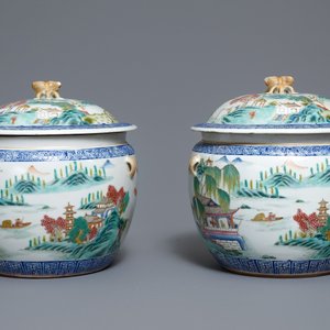 Een paar Chinese famille rose dekselkommen met landschapsdecor, Qianlong merk, Republiek — foto 4