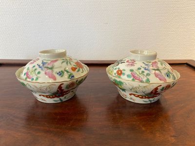 Een paar Chinese famille rose dekselkommen met vlinders, Jiaqing merk, 19e eeuw — foto 1