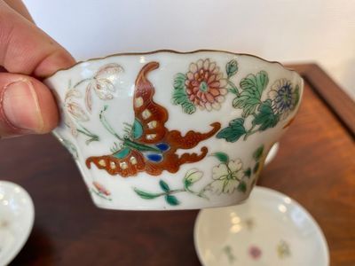 Een paar Chinese famille rose dekselkommen met vlinders, Jiaqing merk, 19e eeuw — foto 6
