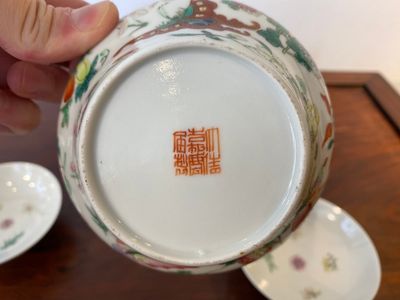 Een paar Chinese famille rose dekselkommen met vlinders, Jiaqing merk, 19e eeuw — foto 7