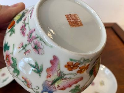 Een paar Chinese famille rose dekselkommen met vlinders, Jiaqing merk, 19e eeuw — foto 8