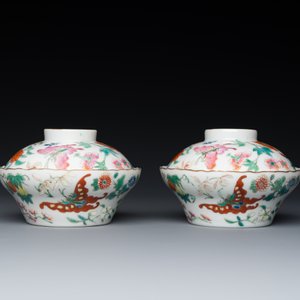 Een paar Chinese famille rose dekselkommen met vlinders, Jiaqing merk, 19e eeuw — foto 4