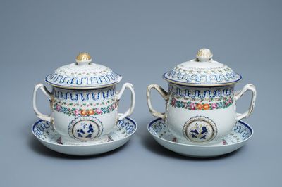 Een paar Chinese famille rose dekselkommen op onderschotels, Qianlong