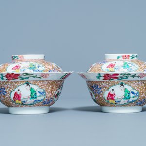 Een paar Chinese famille rose dekselkommen, Yongzheng — foto 4