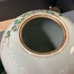 Een paar Chinese famille rose dekselpotten, 19e eeuw — foto 12