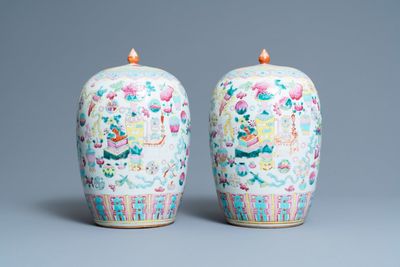 Een paar Chinese famille rose dekselpotten met antiquiteiten, 19e eeuw