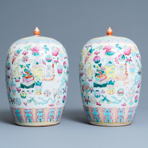 Een paar Chinese famille rose dekselpotten met antiquiteiten, 19e eeuw — foto 1