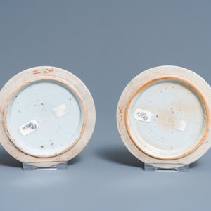 Een paar Chinese famille rose dekselpotten met antiquiteiten, 19e eeuw — foto 15