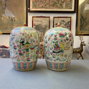 Een paar Chinese famille rose dekselpotten met antiquiteiten, 19e eeuw — foto 18