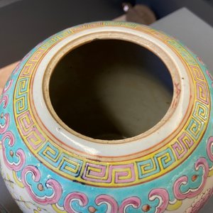 Een paar Chinese famille rose dekselpotten met antiquiteiten, 19e eeuw — foto 20