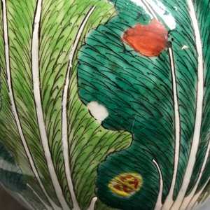 Een paar Chinese famille rose dekselpotten met decor van kolen, 19e eeuw — foto 14