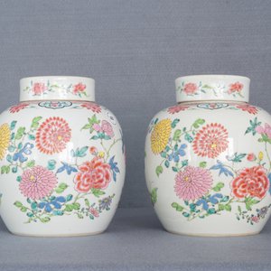 Een paar Chinese famille rose dekselpotten met floraal decor, Yongzheng — foto 12